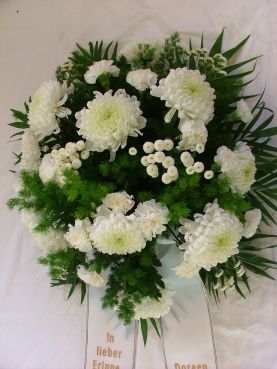Trauergesteck mit Chrysanthemen in weiß