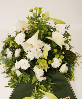 Trauergesteck in weiß/grün mit Lilien