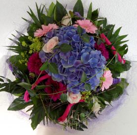 bunter Blumenstrauß mit Hortensie in violetten Tönen
