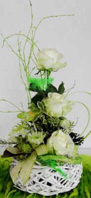 Elegantes Blumengesteck mit weißen Rosen