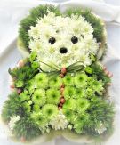 Teddybär mit frischen Blumen in weiß/grün